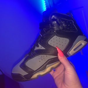 Jordan 6’s size 5Y